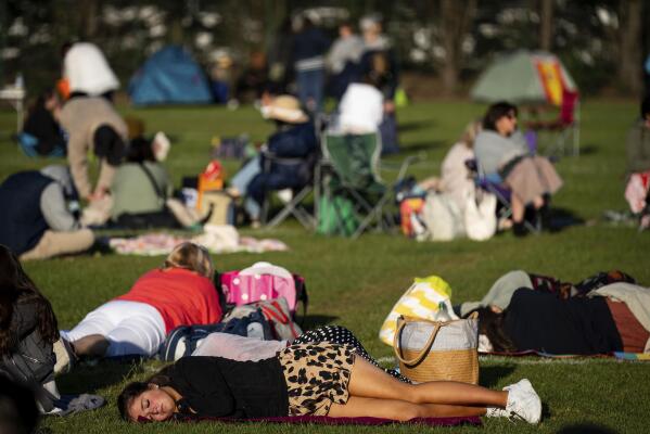 Wimbledon Queue returns 3 years later after COVID 19 hiatus AP News